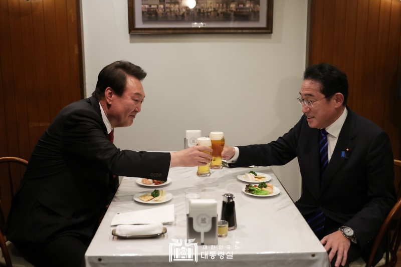 Le président Yoon Suk Yeol (à gauche) et le Premier ministre japonais Fumio Kishida portent un toast le 16 mars dans un restaurant à Tokyo, après avoir dîné au restaurant sukiyaki Yoshizawa avec leurs épouses. 