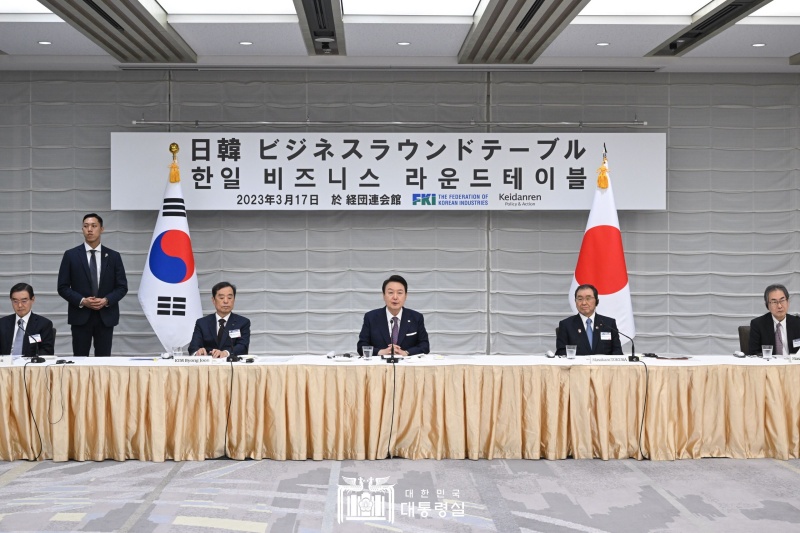 Le président Yoon Suk Yeol prononce un discours lors d'une table ronde d'affaires Corée du Sud-Japon à la Fédération des organisations économiques japonaises (Keidanren) à Tokyo, le 17 mars 2023. Le Bureau du Président a déclaré que le dirigeant sud-coréen a participé à un événement économique Corée-Japon, pour la première fois en 14 ans. Dans son discours, le président Yoon a souligné l’importance de l’unité et la coopération entre les pays qui partagent les mêmes valeurs, afin de surmonter une crise complexe à laquelle le monde entier s’affronte. 