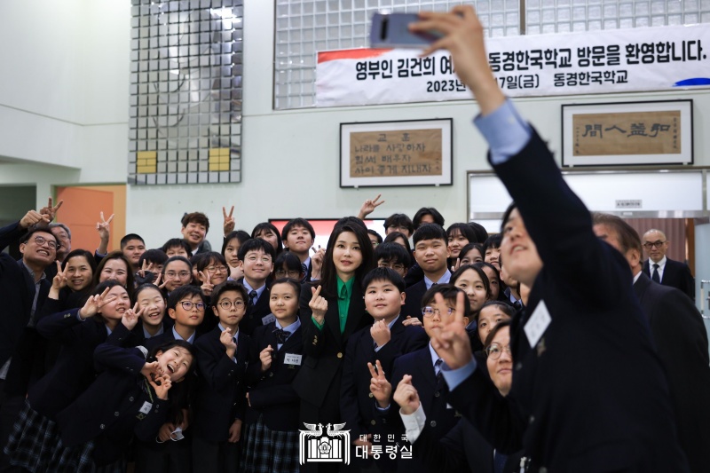 La Première dame Kim Keon Hee pose pour une photo avec les élèves de l’école coréenne de Tokyo, le 17 mars. « En politique, il y a des frontières, mais dans le domaine de la culture et de l'éducation, il n'y a pas de frontières. Je vous demande, à vous qui êtes le symbole des échanges entre nos pays, d'être un pont pour renforcer davantage les relations entre la Corée et le Japon », a déclaré Kim. 