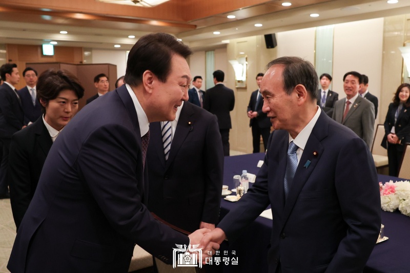 Le président Yoon Suk Yeol (deuxième à gauche) échange une poignée de main avec l’ancien Premier ministre japonais Yoshihide Suga, nommé comme le nouveau président de l’Union parlementaire Corée-Japon, le 17 mars. Il a rencontré aussi des personnalités japonaises des associations Corée-Japon, dont le président du comité Japon-Corée Taro Aso, afin de discuter de l'orientation future du développement bilatéral. 