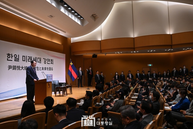 Le président Yoon Suk Yeol donne une conférence à l'université Keio, à Tokyo, le 17 mars. « Je tiens à souligner que vous, la génération future, êtes l'avenir de la Corée du Sud et du Japon », a-t-il déclaré. « J'attends avec impatience que vous communiquiez activement avec les jeunes de Corée du Sud en pensant à l'avenir. » Après la conférence, le président Yoon et la Première dame Kim sont rentrés à Séoul. 