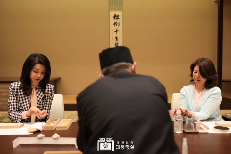 Lors d’une séance de pâtisserie traditionnelle japonaise, la Première dame Kim Keon Hee offre le 16 mars un cadeau à Yuko Kishida, épouse du Premier ministre japonais Fumio Kishida, à la résidence de ce dernier à Tokyo. En lui offrant la pâtisserie traditionnelle coréenne, Kim a déclaré : « J'espère que les citoyens de nos pays pourront se rapprocher les uns des autres, comme nous le faisons aujourd'hui ». La Première dame de Corée a remercié l'épouse du Premier ministre pour son hospitalité et l'a invitée à Séoul. 