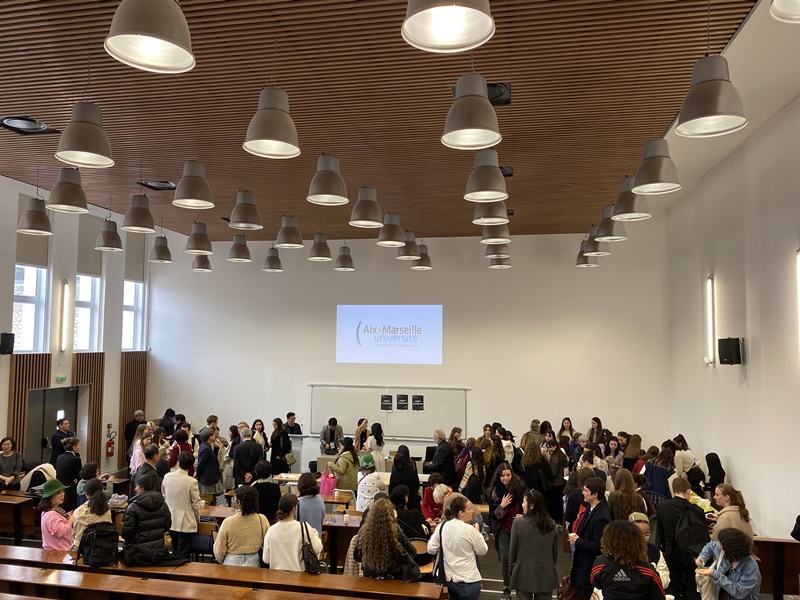 Photo 9 : Moment d’échanges entre les poètes coréens et les étudiants de l’Université Aix-Marseille. © Danielle Tartaruga