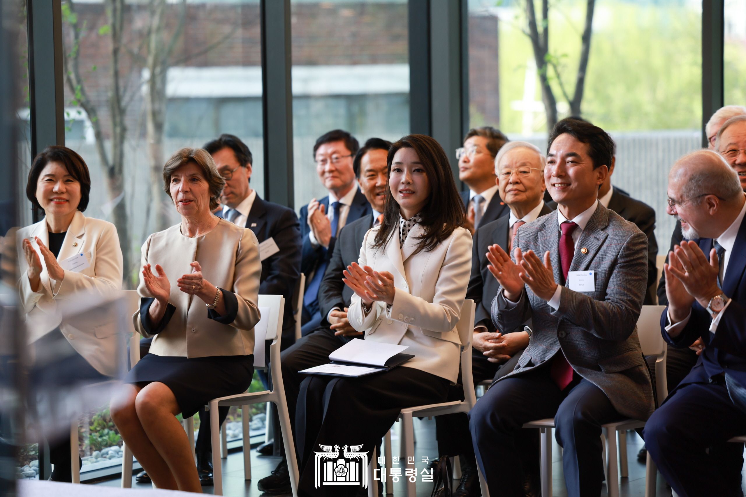 La Première Dame de Corée du Sud, Kim Kun Hee (au centre) assise la gauche de la ministre française des Affaires Etrangères Catherine Colonna, lors de l’inauguration de la nouvelle ambassade de France à Séoul, le 15 avril 2023. © Bureau présidentiel