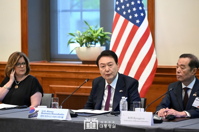 Le président sud-coréen s'exprime lors de la conférence « U.S.-Korea Business Roundtable » à la Chambre de commerce des États-Unis à Washington D.C., le 25 avril 2023.