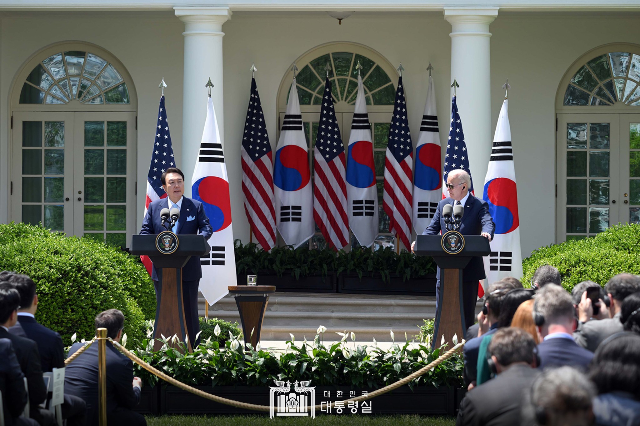 Le président Yoon Suk Yeol et le président américain Joe Biden le 26 avril lors d'une conférence de presse commune dans la roseraie de la Maison-Blanche à Washington. © Bureau présidentiel 