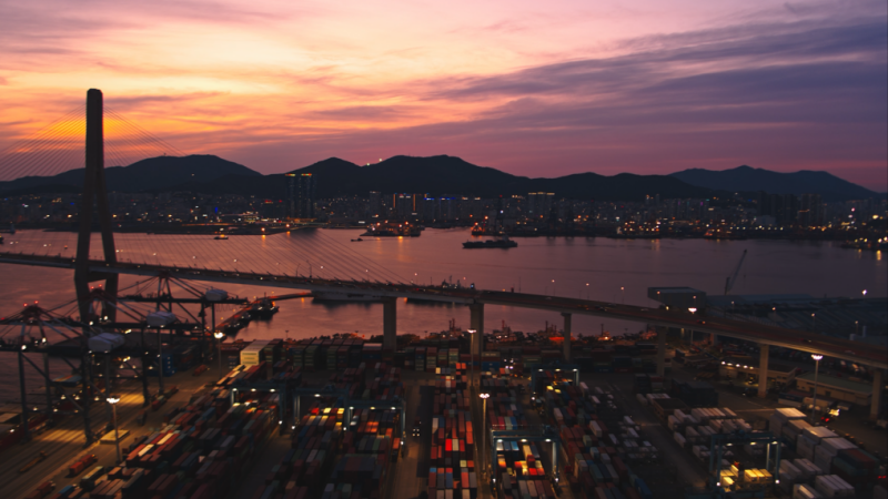 Cette photo du coucher de soleil au port de Busan fait partie de grande exposition dédiée à Busan, « Frétillante Busan, le monde à portée de flots ». © Centre culturel coréen à Paris 