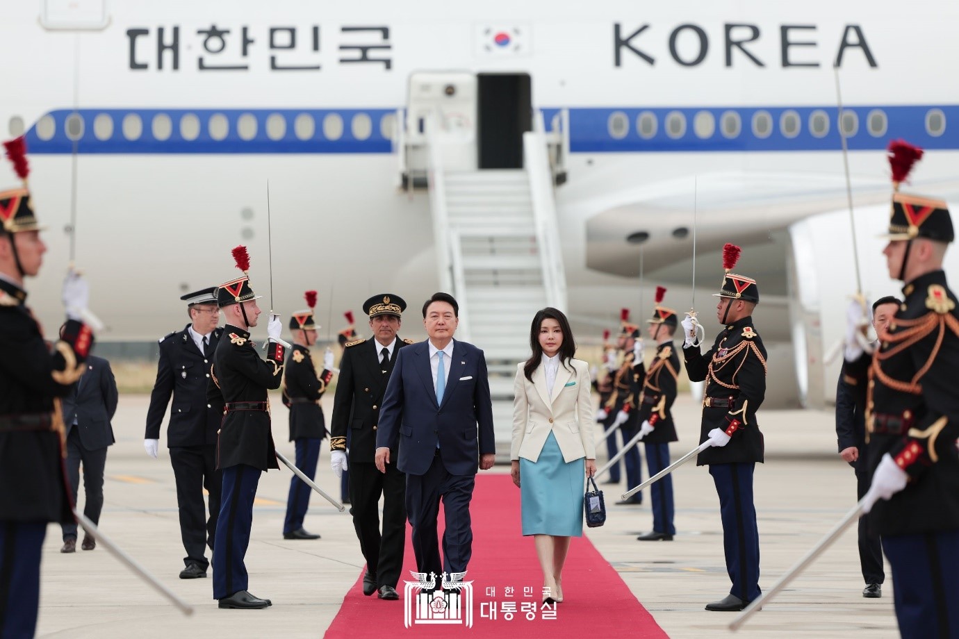 Le président sud-coréen Yoon Suk Yeol et la Première dame Kim Keon Hee inspectent la garde d’honneur à l'aéroport de Paris-Orly, le 19 juin 2023. 