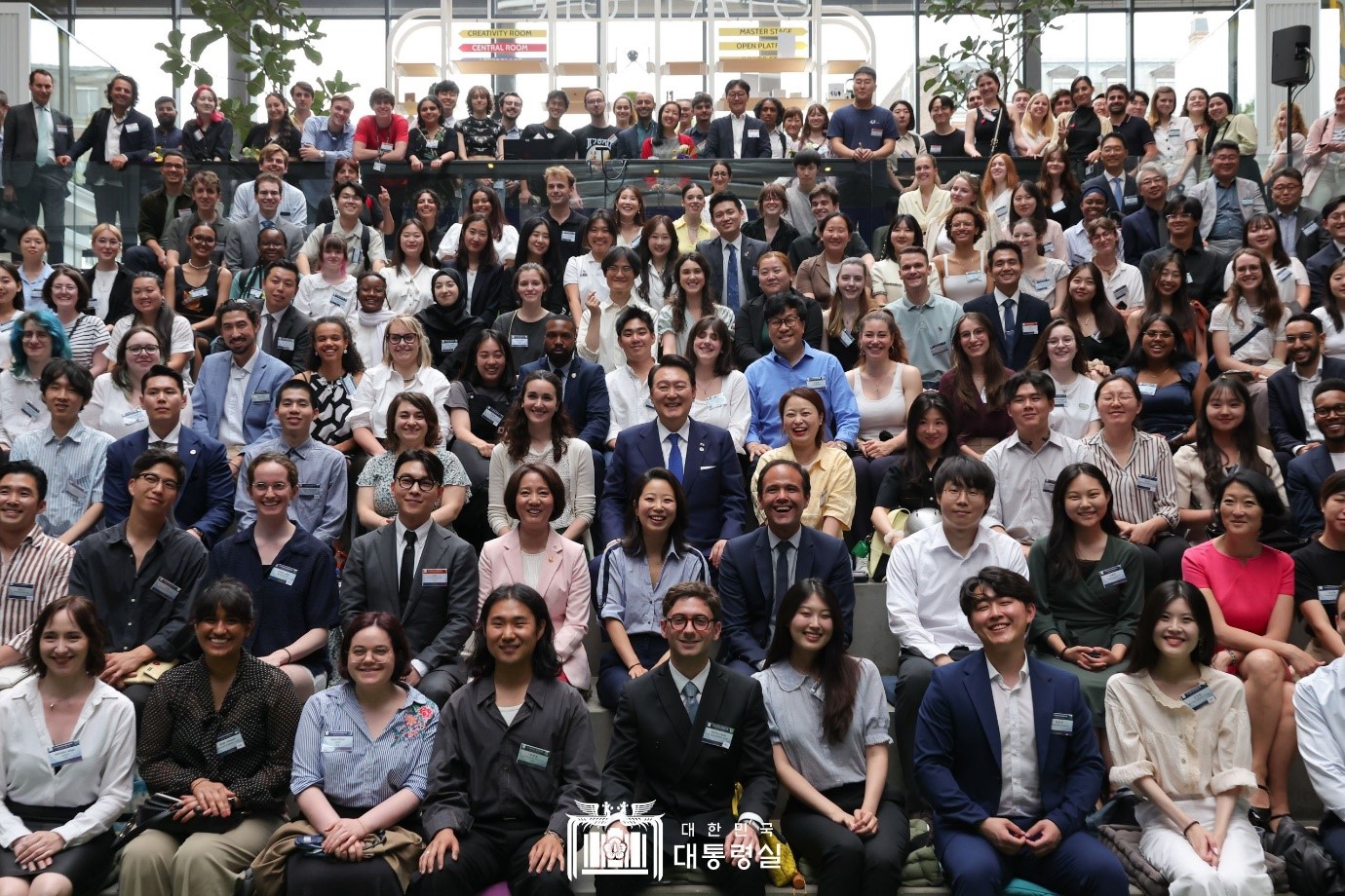 Le président Yoon Suk Yeol pose pour une photo avec des jeunes français, sud-coréens et d’autres pays à la Station F, connu comme étant le plus grand incubateur de start-up au monde, à Paris, le 20 juin 2023. Il a prononcé un discours sur « la liberté et la solidarité comme force pour l'innovation ». 