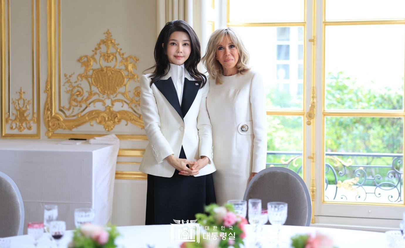 Kim Keon Hee (à gauche), épouse du président Yoon Suk Yeol, et Brigitte Macron, mariée au président français Emmanuel Macron, posent pour une séance de photos lors d'une rencontre au palais de l'Elysée à Paris, le 20 juin 2023. 