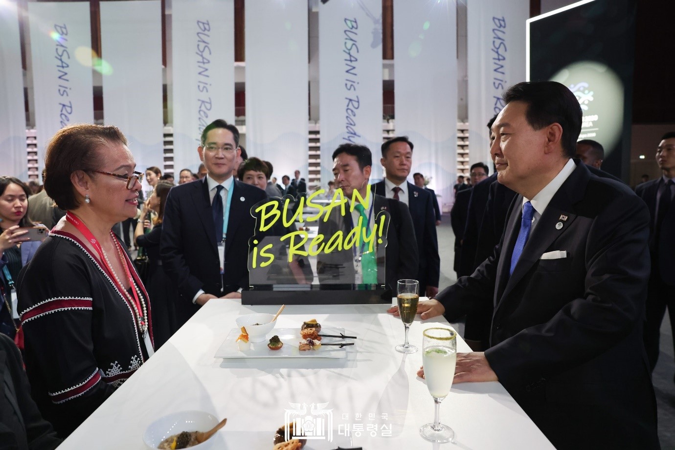 Le président Yoon Suk Yeol rencontre une invitée lors de la réception officielle destinée à promouvoir la candidature de la Corée du Sud à l'organisation de l'Exposition universelle de 2030 à Busan le 21 juin 2023, à Issy-les-Moulineaux. 