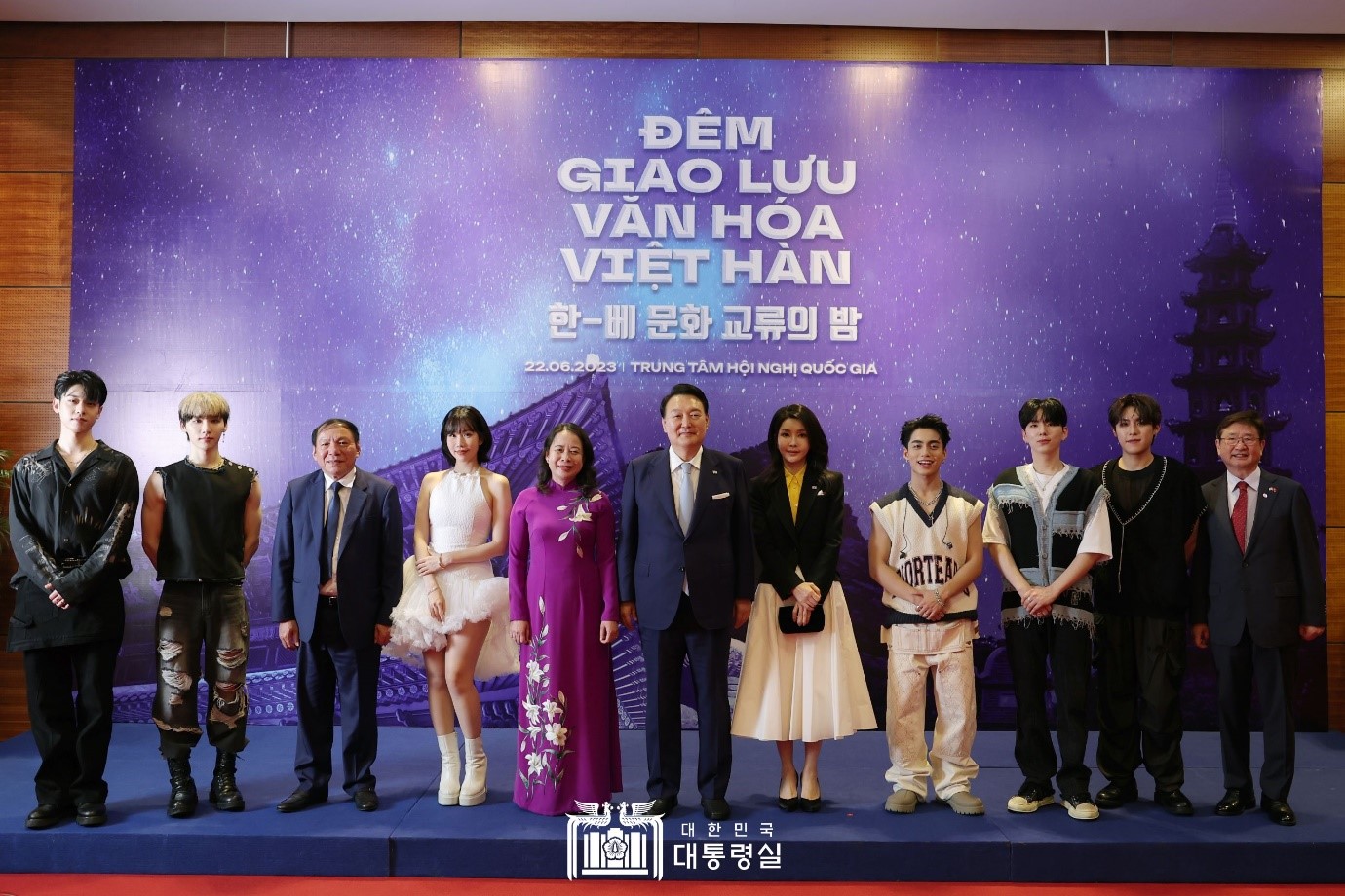 Le président Yoon Suk Yeol (au centre) et son épouse Kim Keon Hee (7e à gauche) posent pour une photo avec les invités, dont la vice-présidente vietnamienne Vo Thi Anh Xuan, lors de la soirée des échanges culturels Corée du Sud-Vietnam au palais national des congrès du Vietnam à Hanoï, le 22 juin 2023. 