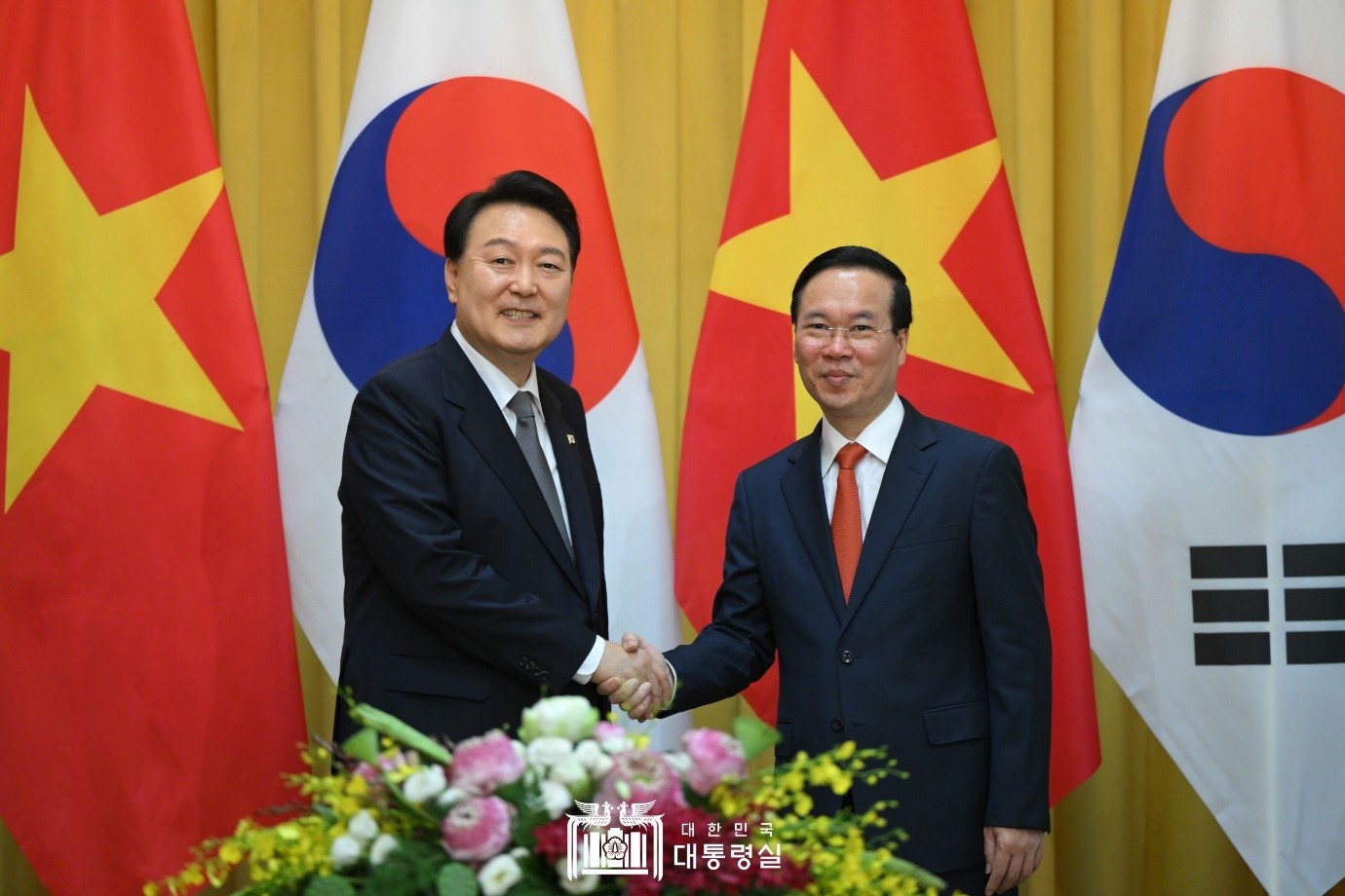 Le président Yoon Suk Yeol (à gauche) échange une poignée de main avec son homologue vietnamien, Vo Van Thuong, lors de leur sommet au palais présidentiel à Hanoï, le 23 juin 2023. 