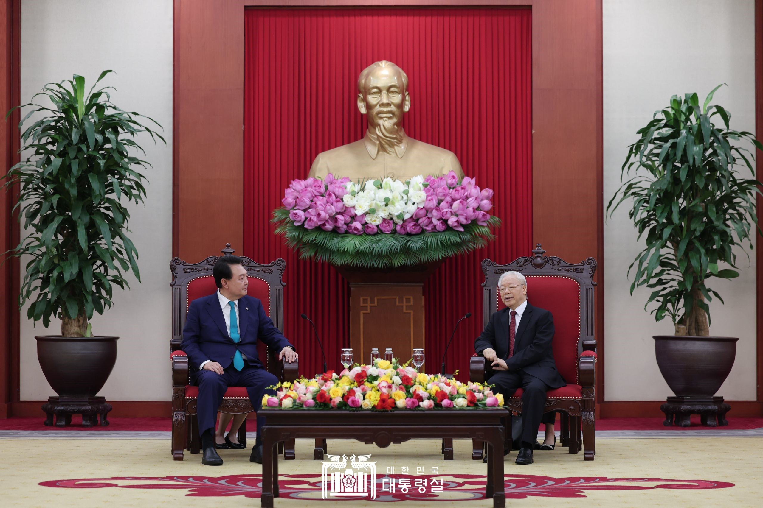 Le président Yoon Suk Yeol (à gauche) s'entretient avec le secrétaire général du Parti communiste du Vietnam, Nguyen Phu Trong, à Hanoï, le 23 juin 2023. 