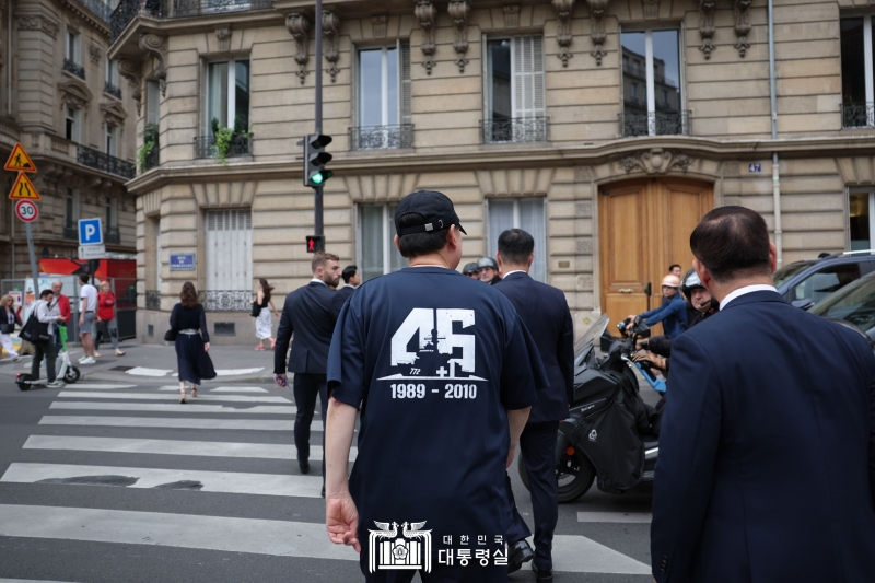 Le président Yoon Suk Yeol se promène dans le parc Monceau, le 20 juin 2023. Il porte une casquette et un T-shirt commémorant les soldats morts dans le naufrage de la corvette Cheonan. 