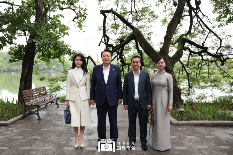Le président Yoon Suk Yeol et la Première dame Kim Keon Hee posent pour une photo avec le président vietnamien Vo Van Thuong et son épouse au lac Hoan Kiem à Hanoï, le 24 juin 2023. 
