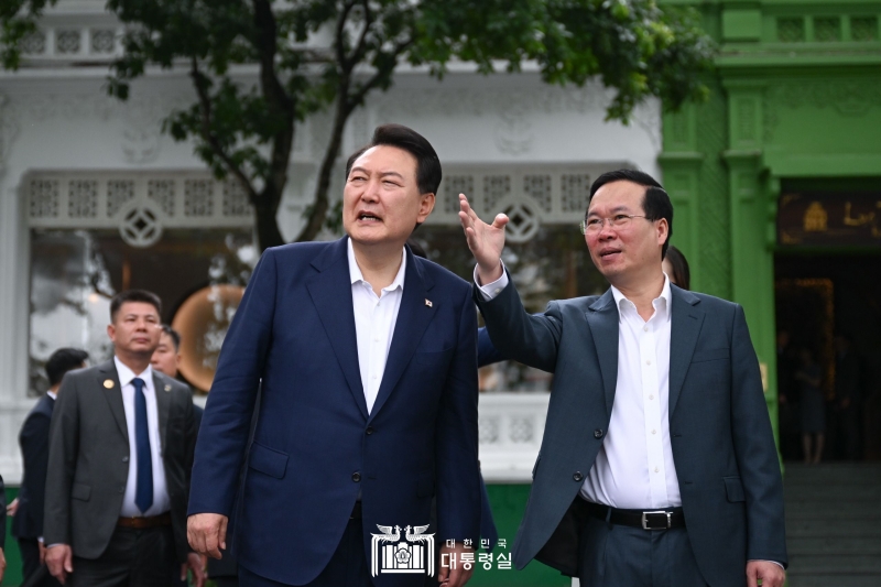 Le président Yoon Suk Yeol écoute les explications de son homologue vietnamien Vo Van Thuong alors qu'ils se promènent autour du lac Hoan Kiem à Hanoï, le 24 juin 2023. 