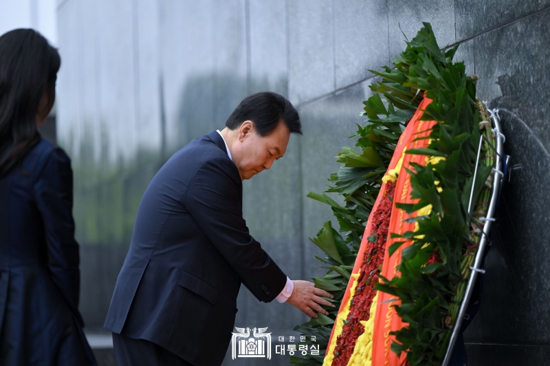 Le président Yoon Suk Yeol dépose des fleurs devant la tombe de l'ancien président vietnamien Hô Chi Minh à Hanoï, au Vietnam, le 23 juin 2023. 