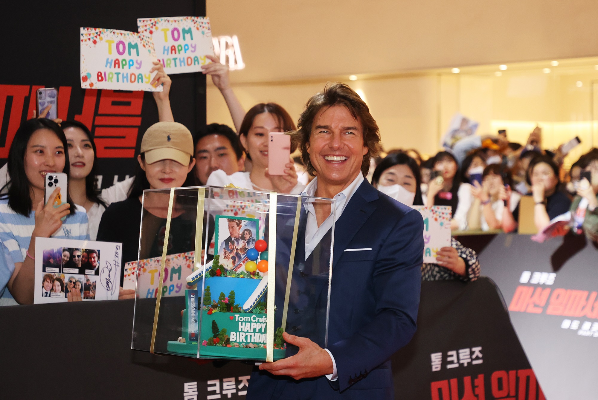 Tom Cruise reçoit des cadeaux de la part des fans coréens, le 29 juin 2023. © Yonhap News