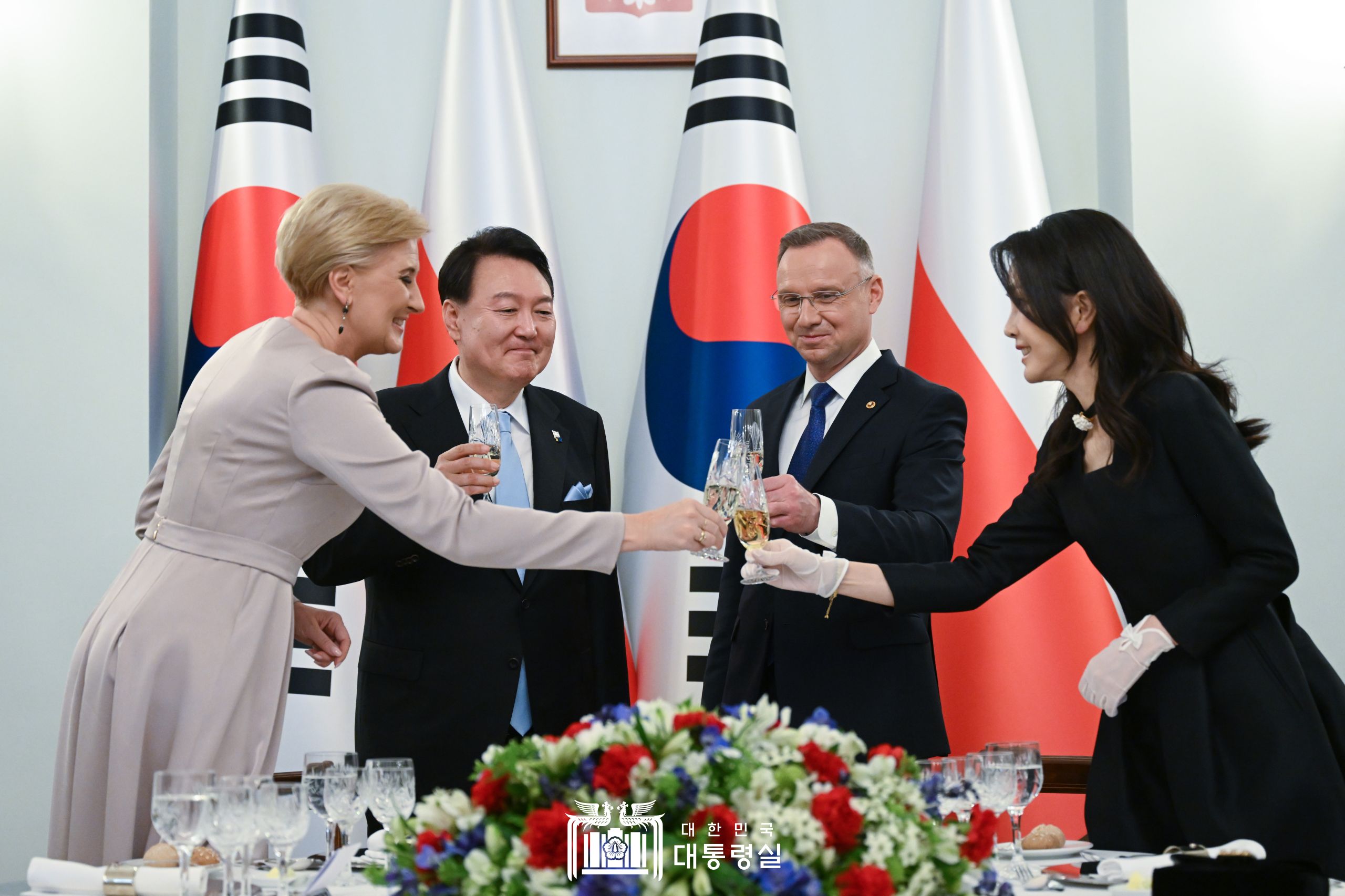 Les couples présidentiels sud-coréens et polonais lors d’un dîner officiel au palais présidentiel de Varsovie, en Pologne, le 13 juillet 2023.