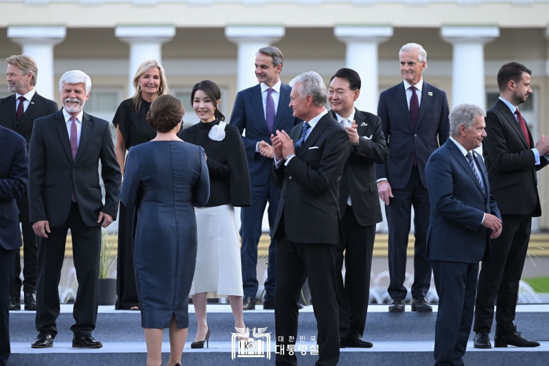 Le couple présidentiel salue les autres chefs d’État réunis à l’occasion du sommet de l’OTAN, à Vilnius, le 11 juillet 2023.