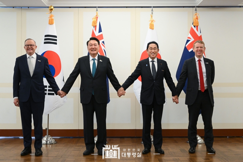 De gauche à droite, le Premier ministre australien Anthony Albanese, le président sud-coréen Yoon Suk Yeol, le Premier ministre Japonais Fumio Kishida et le Premier ministre néo-zélandais Chris Hipkins. Les quatre hommes étaient réunis en marge du sommet de l’OTAN de Vilnius, le 12 juillet 2023.