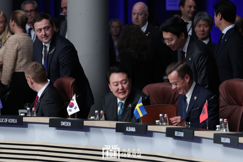 Yoon Suk Yeol discute avec le Premier ministre suédois Ulf Kristersson, le 12 juillet 2023. La Corée du Sud a signé un nouvel accord de partenariat avec l’OTAN.
