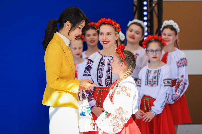 Kim Keon Hee reçoit un cadeau de la part d’une fillette ukrainienne, le 12 juillet 2023. La Première dame participait aux activités organisés pour les conjoints des dirigeants prenant part au sommet de l’OTAN en Lituanie et a rencontré son homologue ukrainienne Olena Zelenska.