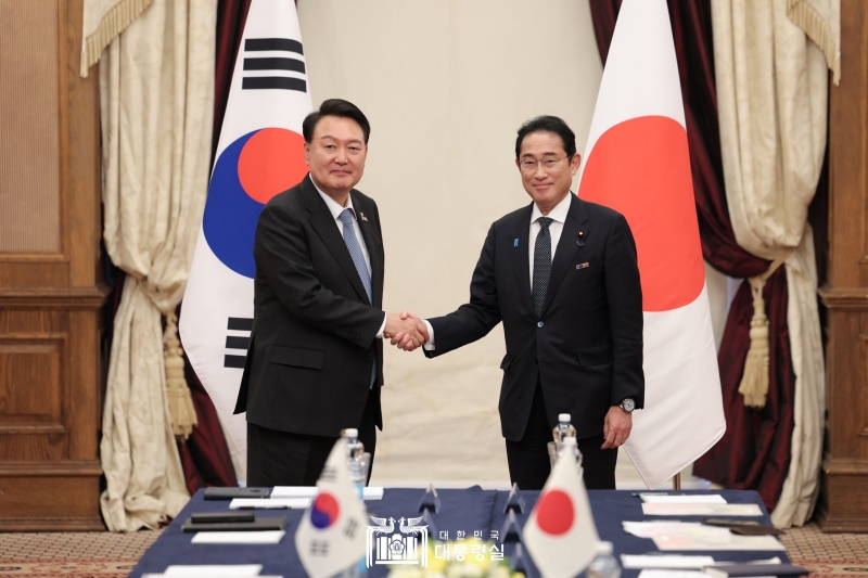 Les dirigeants sud-coréen et japonais se sont de nouveau rencontrés lors d’un sommet Corée du Sud – Japon, en marge du sommet de l’OTAN, à Vilnius, le 12 juillet 2023. Au total, Yoon Suk Yeol a rencontré les dirigeants de 13 pays différents en deux jours.