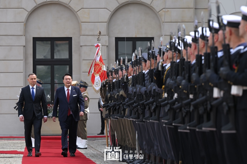 Yoon Suk Yeol assiste à la cérémonie d’accueil de sa visite officielle en Pologne aux côtés du président polonais Andrzej Duda, au palais royal de Varsovie, le 13 juillet 2023. 