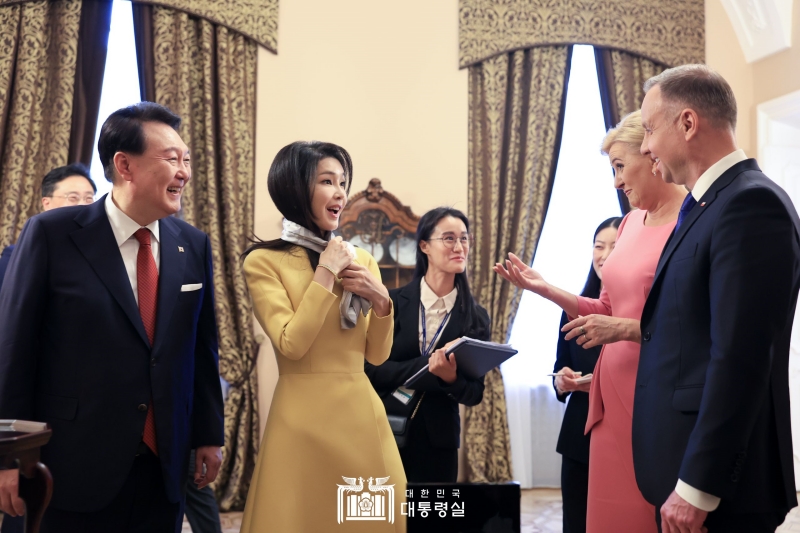 Les couples présidentiels polonais et sud-coréens s’échangent des cadeaux, au palais royal de Varsovie, le 13 juillet 2023. Yoon Suk Yeol a accordé la plus haute distinction de la Corée du Sud à son homologue polonais, qui lui a remis la plus haute médaille de Pologne. Les deux pays ont renforcé leur amitié et leur coopération bilatérale à travers cette rencontre, dans un esprit de « solidarnosc », c’est-à-dire de solidarité.