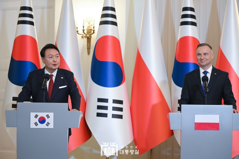 Yoon Suk Yeol prononce un discours lors d’une conférence de presse donnée conjointement avec son homologue polonais, le 13 juillet 2023. Le président sud-coréen a déclaré que les deux pays étaient devenus des « partenaires vitaux de coopération » dans les domaines « économique, culturel et de la sûreté » et qu’ils allaient « approfondir leur communication à l’avenir ».