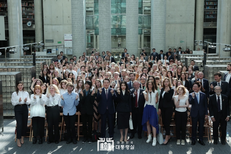 Le couple présidentiel pose avec les participants à l’événement organisé à l’université de Varsovie pour développer les échanges coréano-polonais, le 14 juillet 2023. Le département de coréen de l’université de Varsovie a 40 ans. Yoon Suk Yeol a garanti qu’il soutiendrait les initiatives des étudiants des deux pays afin de « développer les relations culturelles bilatérales ».