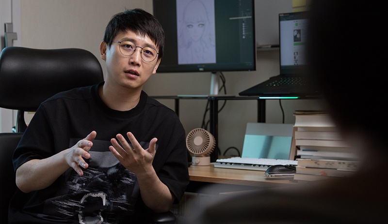 Le dessinateur et scénariste Hwang Junho s’entretient avec Korea.net dans son bureau du district de Yongsan à Séoul, le 7 juillet 2023. © Lee Jun Young / Korea.net 