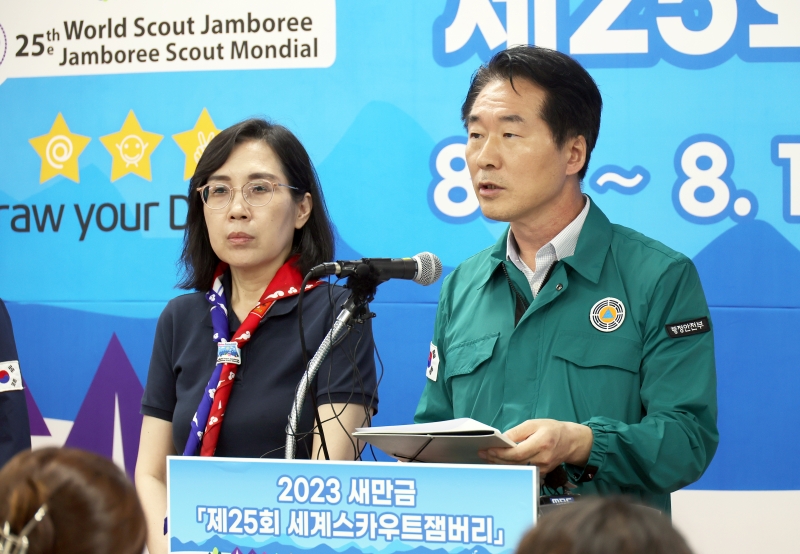 Le chef du service de gestion des catastrophes au ministère de l’Intérieur, Kim Seong-ho, donne une conférence de presse près du site du Jamboree 2023, à Saemangeum, le 7 août 2023. © Agence de presse Yonhap