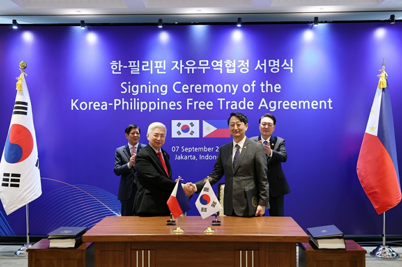 Le président sud-coréen Yoon Suk Yeol a assisté à la cérémonie de signature de l’accord de libre-échange entre la Corée du Sud et les Philippines, à Jakarta, en Indonésie, ce 7 septembre 2023. © Jeon Han / Korea.net
