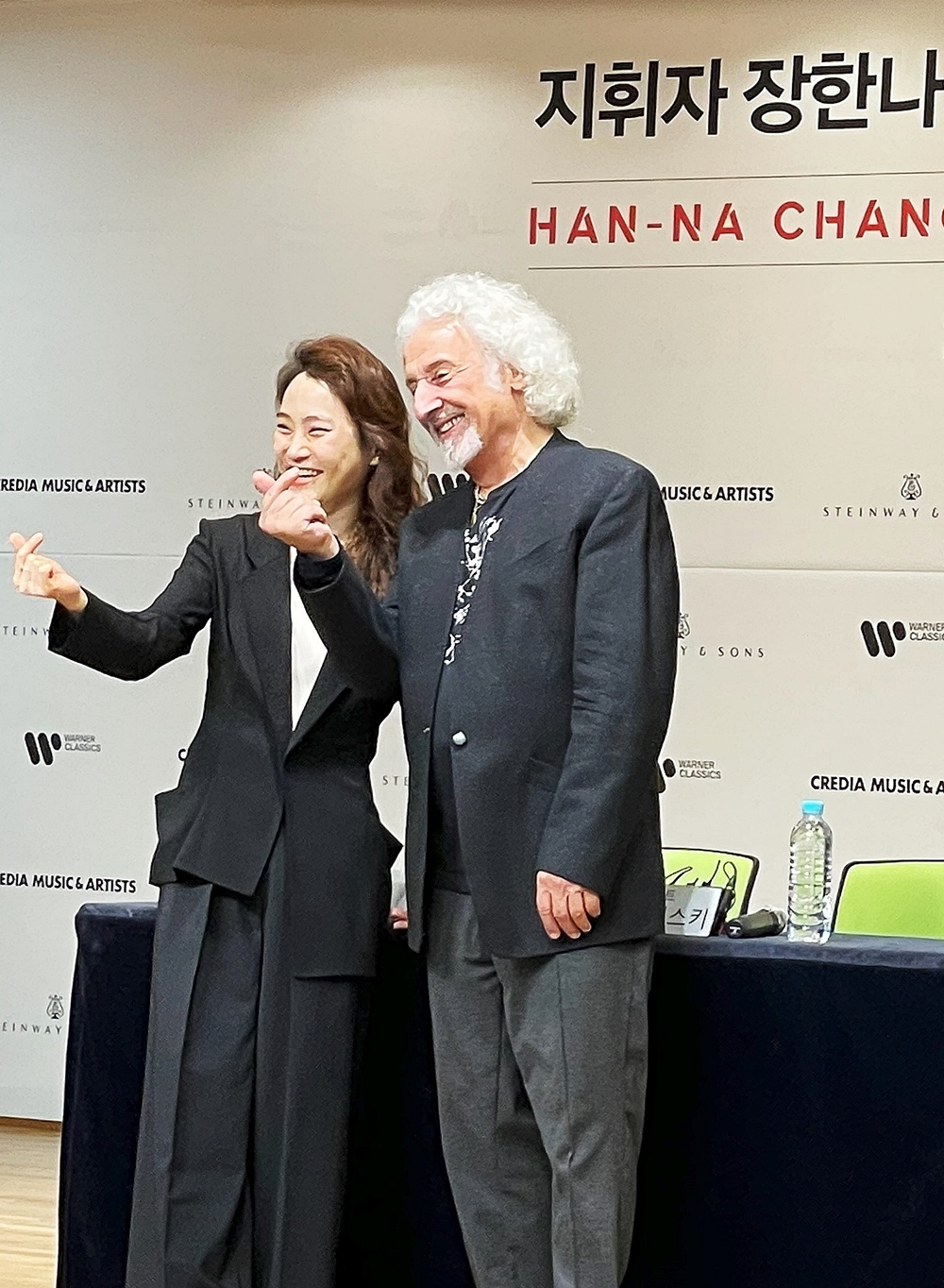 Han-na Chang (à gauche) et Mischa Maisky lors d’une conférence de presse au Cosmos Hall, à Séoul, le 15 septembre 2023.