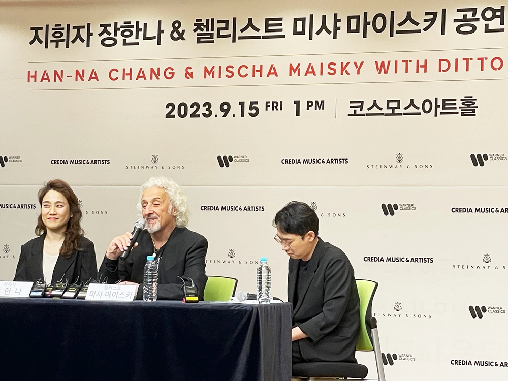 Han-na Chang (à gauche) et Mischa Maisky (au centre) lors d’une conférence de presse au Cosmos Hall, à Séoul, le 15 septembre 2023.