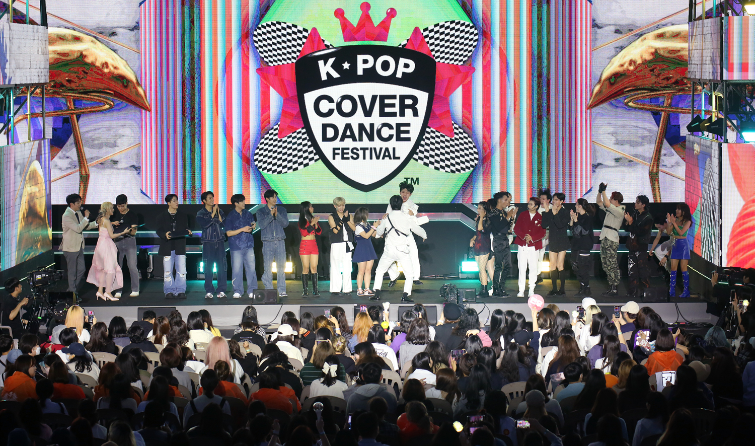 La troupe sud-coréenne HRM explose de joie après l’annonce des gagnants de la finale mondiale du K-pop Dance Cover Festival sur l’île Nodeul, à Séoul, le 23 septembre 2023. © Ville de Séoul