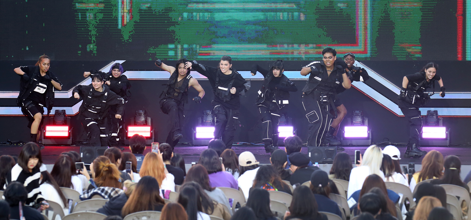 La troupe américaine Prism Kru sur la scène de la finale mondiale du K-pop Dance Cover Festival, sur l’île Nodeul, à Séoul, le 23 septembre 2023. © Ville de Séoul