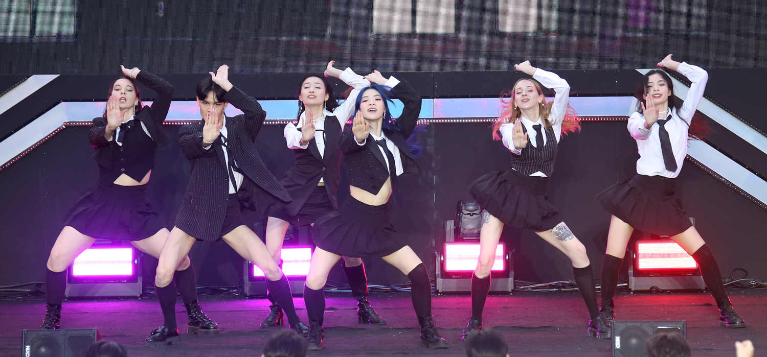 Les Australiens de Today & Always ont exécuté la chorégraphie des titres « Love Dive » et « I Am » de Ive, sur l’île Nodeul, à Séoul, le 23 septembre 2023. © Ville de Séoul