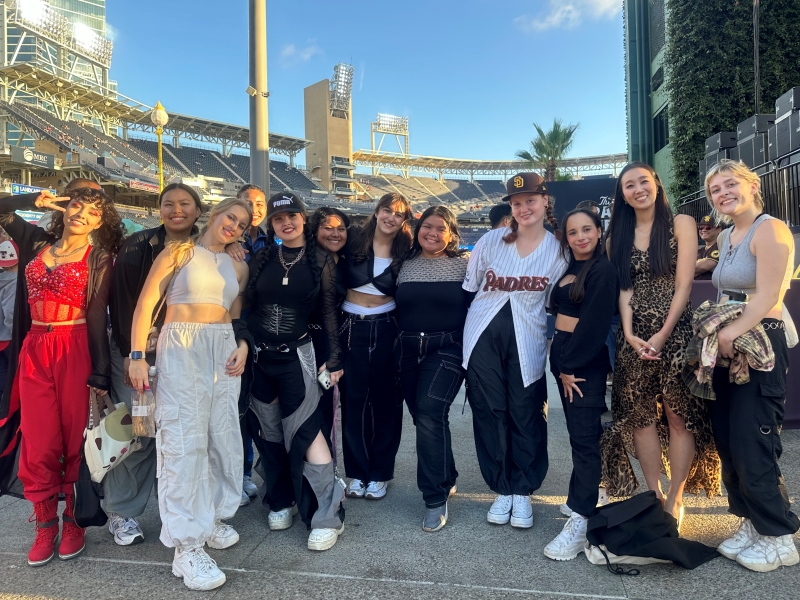 La professeure de danse Chuyun Oh (deuxième à droite) pose avec ses élèves de l’université d'État de San Diego après leur spectacle au Petco Park de San Diego, en Californie, le 19 septembre 2023. Ce spectacle faisait partie du « Korean Heritable Celebration », commémorant l’héritage coréen des San Diego Padres, l’équipe de base-ball de San Diego.