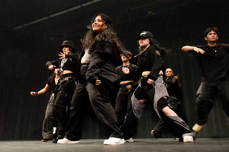 Les étudiants du cours de théorie et d’histoire de danse K-pop de Chuyun Oh exécutent une chorégraphie de K-pop, le 6 septembre dernier.