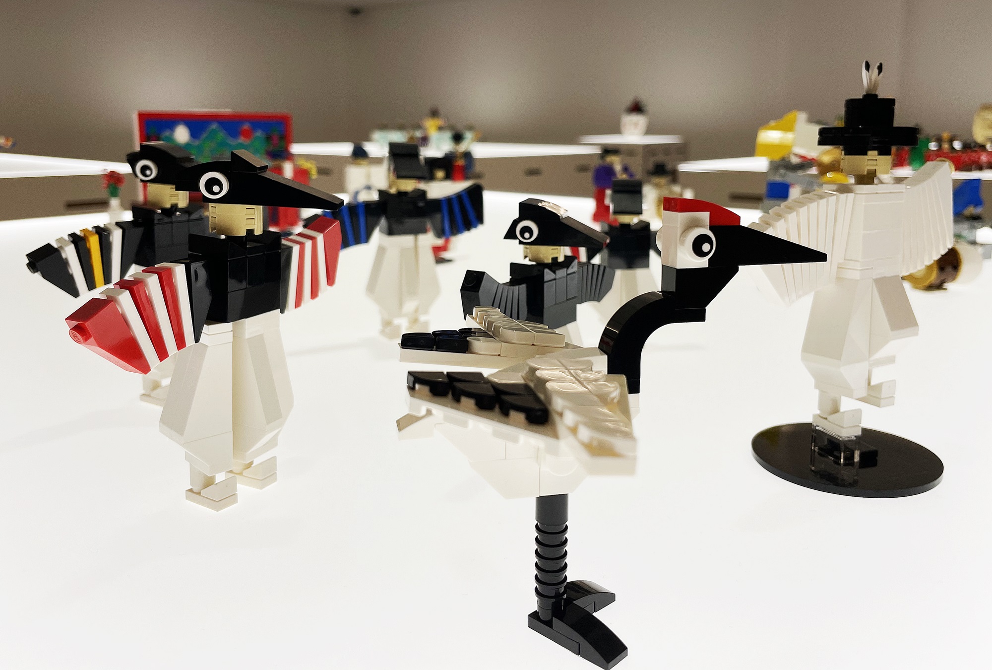 La danse des grues, ou hakmu, en Lego. Les manches arrondies des hanboks sont représentées avec des briques mais conservent leur forme courbée. 