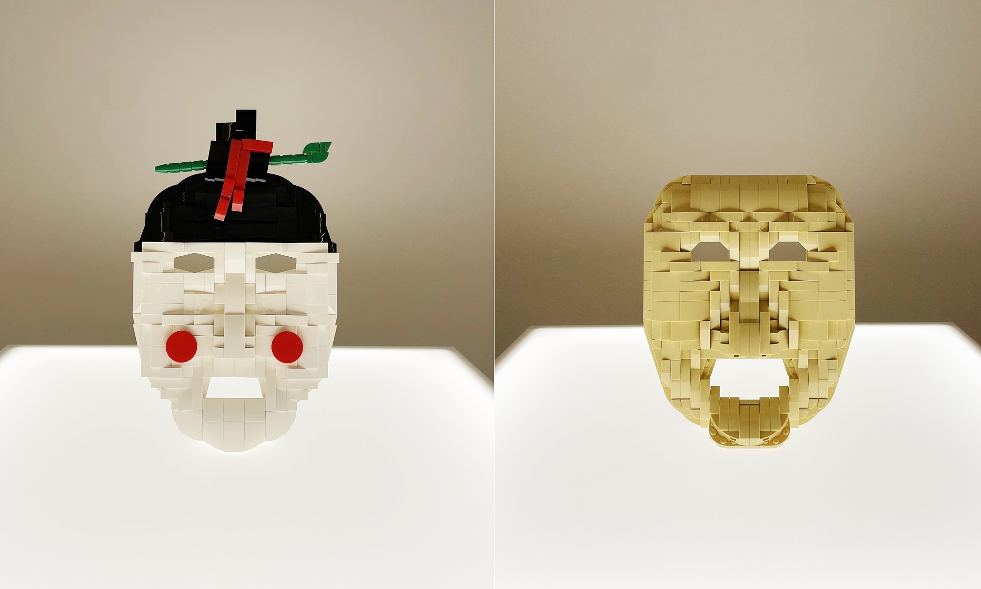 Un masque de mariée (gaksital) et un masque de cérémonie hahoetal en Lego.