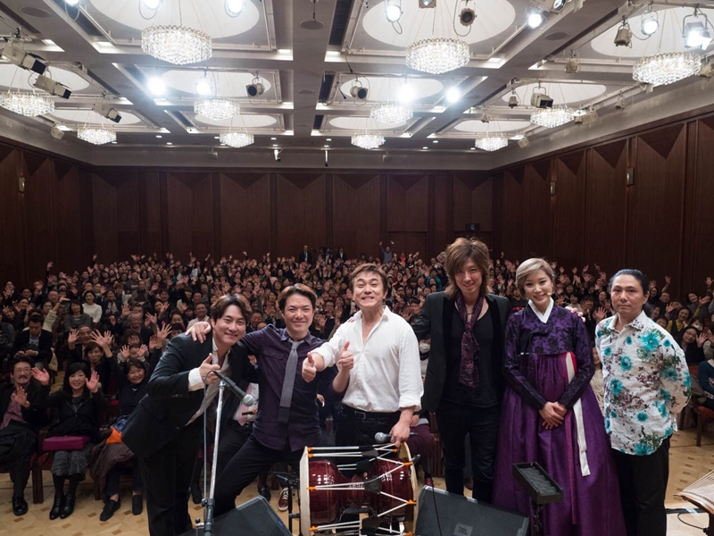 Le musicien de gugak Min Yongchi (troisième à gauche) pose pour une photo le 2 décembre 2015 après le concert « Shinhanak X Trisonic ». © Min Yongchi 
