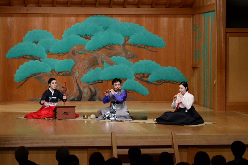 Le musicien gugak Min Yongchi (au milieu) joue du daegeum dans le cadre de Manhangga au Conseil des arts du Japon à Shibuya, Tokyo, le 20 avril 2019. © Min Yongchi 
