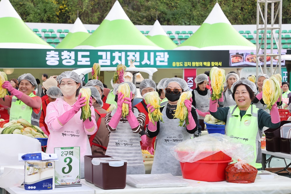 Des participants à l’animation de kimjang organisée par la petite ville de Goesan posent avec des chous chinois, le 3 novembre 2023. © Comté de Goesan