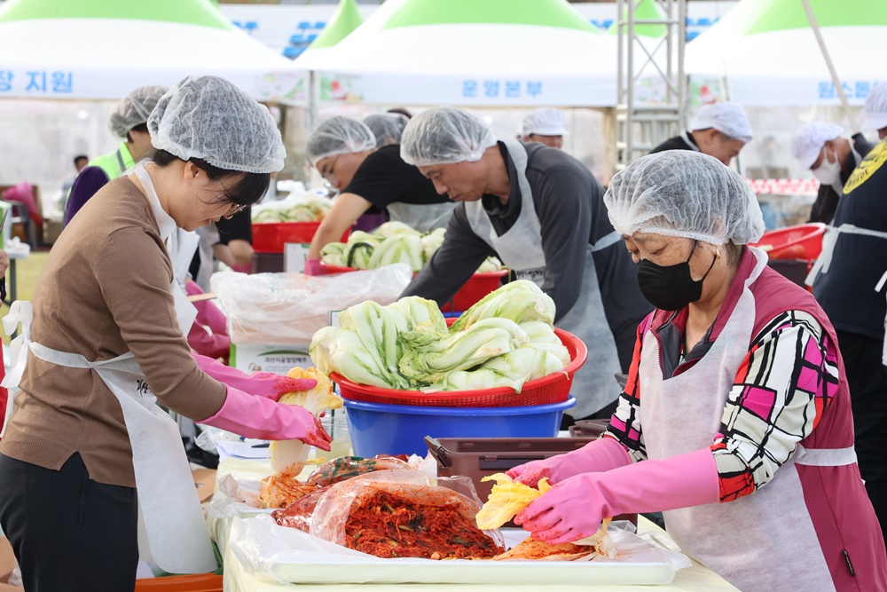 Des participants au festival du kimjang de Goesan 2023 préparent du kimchi, le 3 novembre 2023. © Comté de Goesan