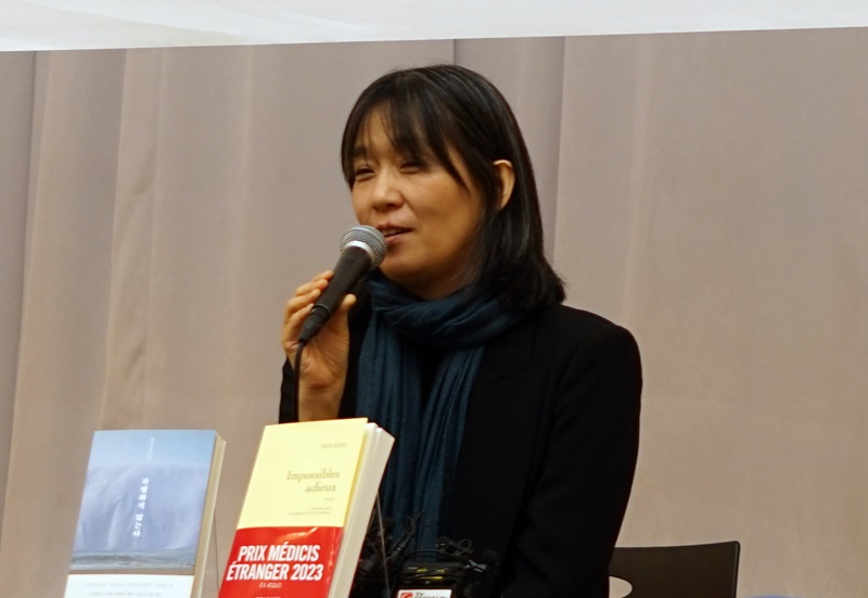La romancière sud-coréennne Han Kang donne une conférence de presse au Korea Broadcasters Center, à Séoul, le 14 novembre 2023. © Munhakdongne Publishing Co.